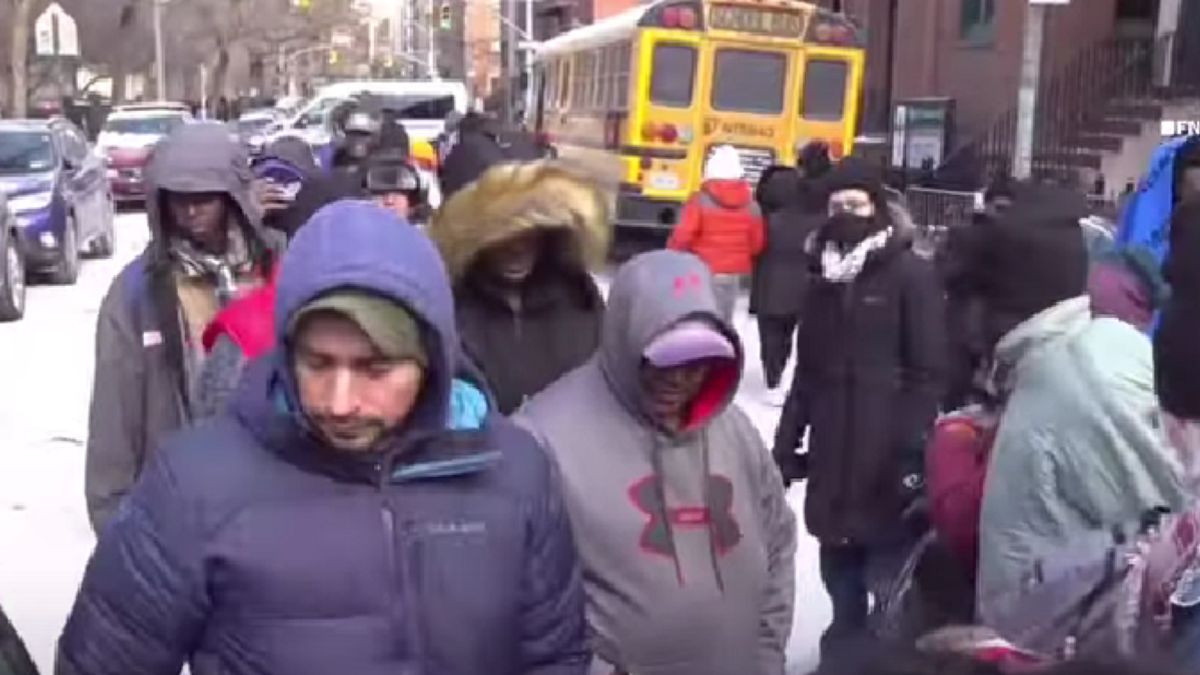 Hajléktalan migránsok tanyáznak New Yorkban (videó)