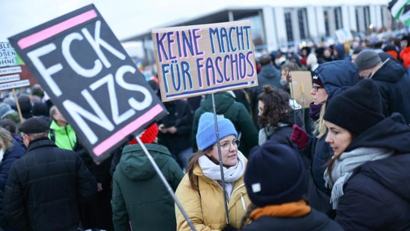 Német baloldali antifa tüntetők a jobboldal ellen tüntetnek