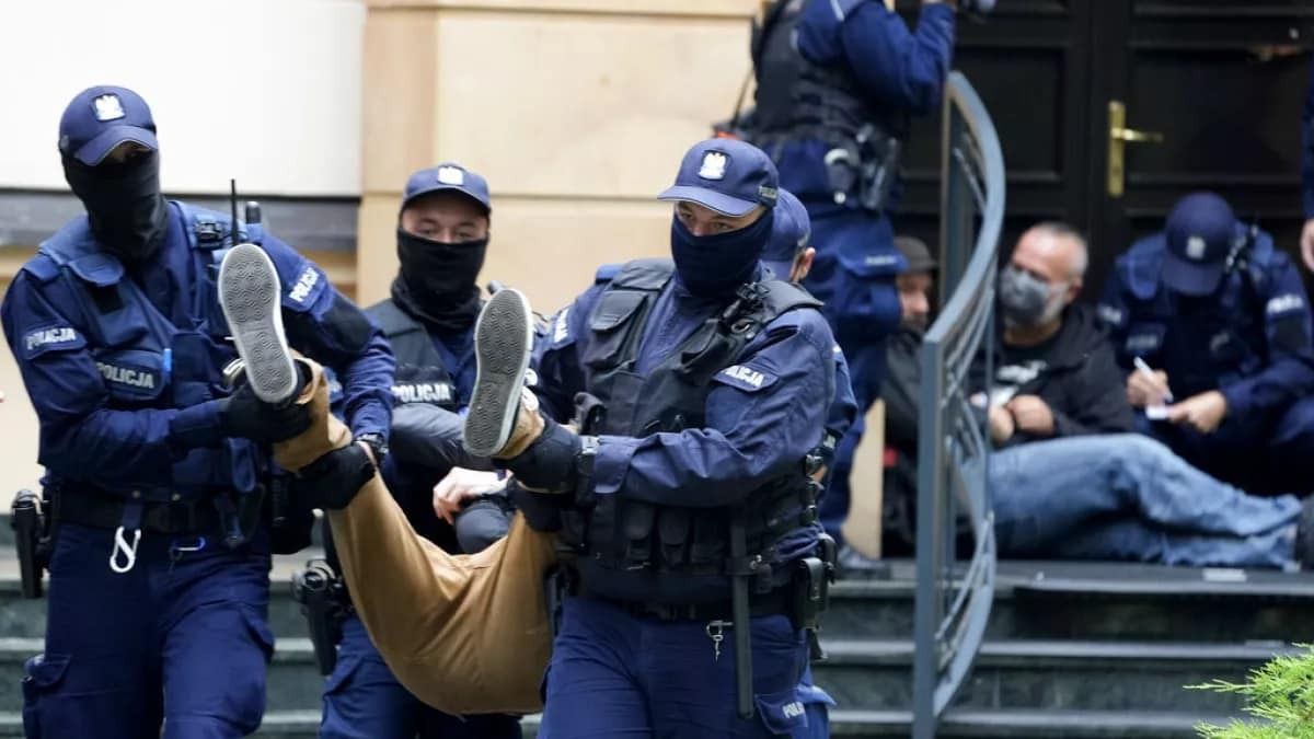 A varsói gyors gőzerővel rohan a szakadékba!
