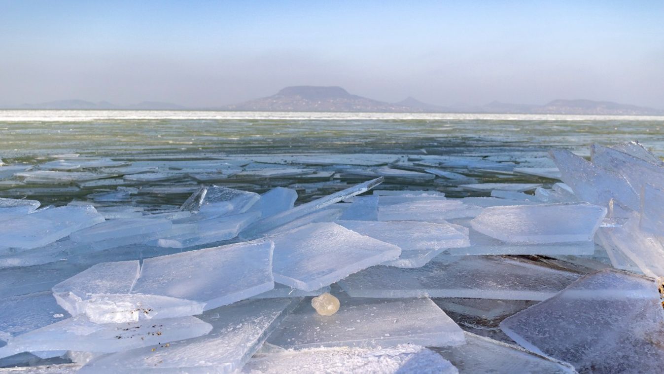 Nyitókép: Torlódó jég a Balatonon Fonyódnál, a bélatelepi strandon 2024. január 13-án. Fotó: MTI/Varga György