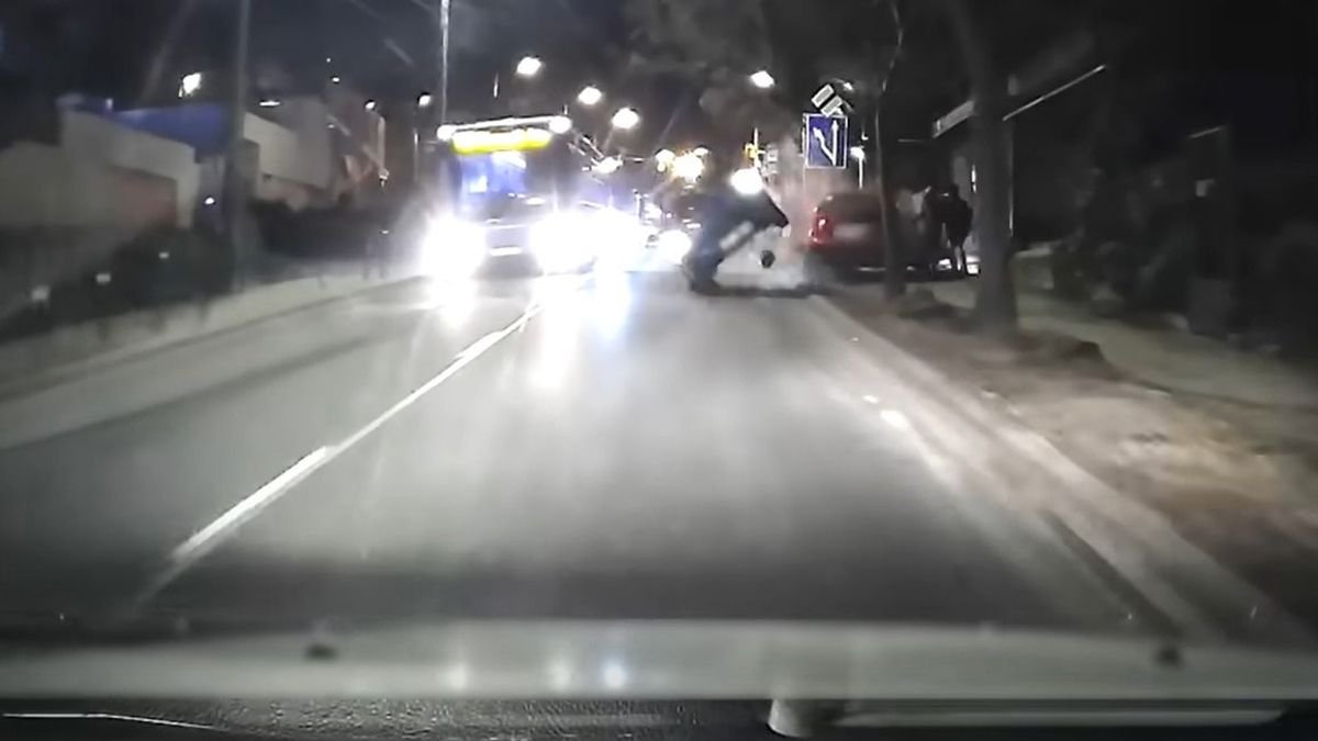 Busznak csapódott, előtte majdnem elütött két gyalogost egy autó Budapesten, végül az oldalán állt meg (VIDEÓ)