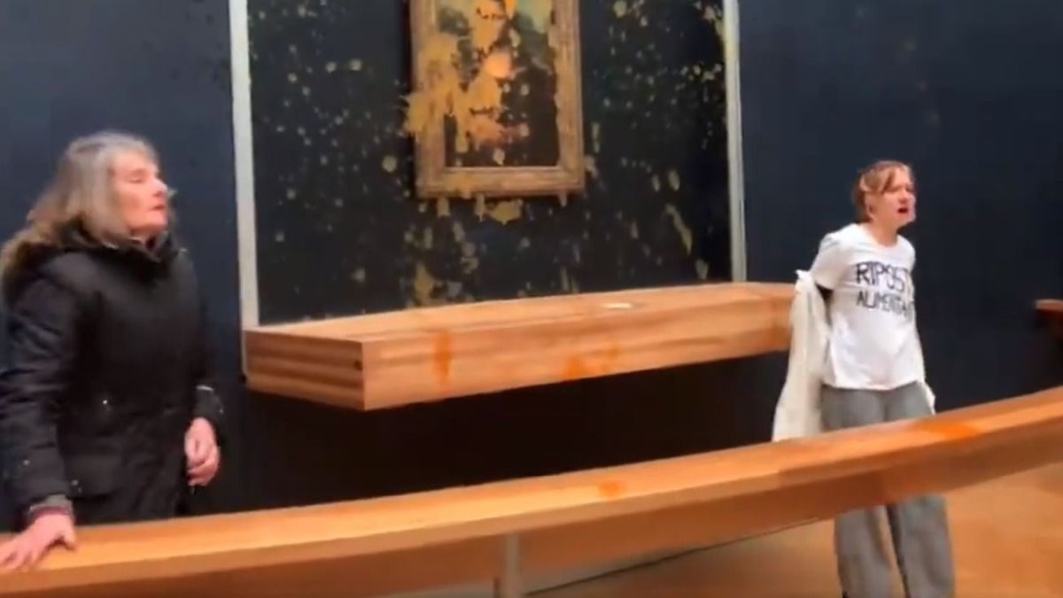 Két aktivista levest hajított a Mona Lisára (VIDEÓ)