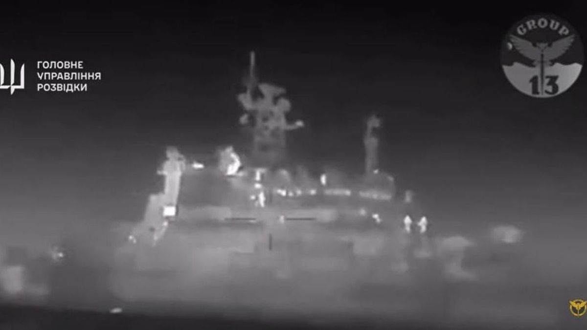 Így semmisítették meg az ukránok a hatalmas orosz partraszálló hajót (VIDEÓ)
