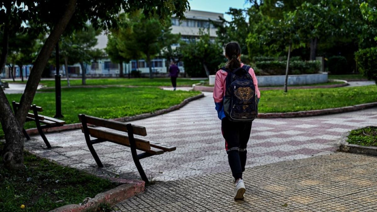 Élőben nézte végig az édesapa, ahogy eszméletlenre verik a 14 éves lányát (VIDEÓ)