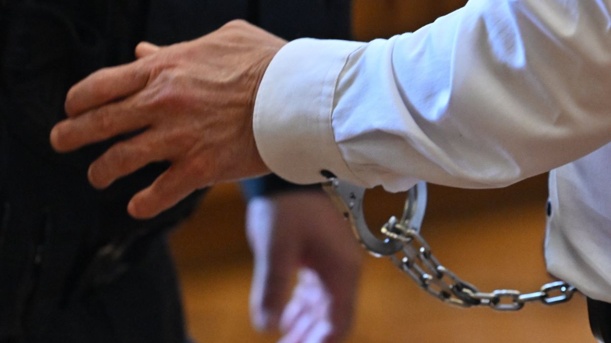 Ügyvédet kérdeztünk: ekkora büntetésre számíthat az apa, aki megvágta a lánya zaklatójának nyakát