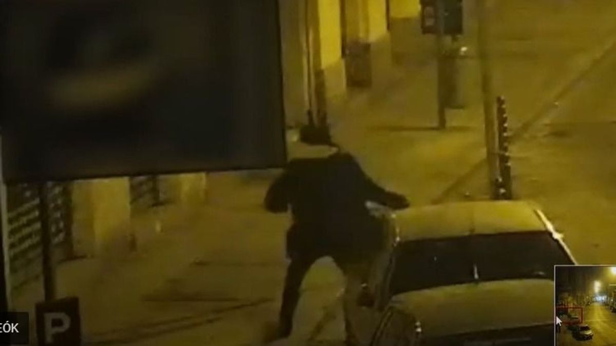 Vascsővel esett neki egy magyar antifa a Fidesz-irodának (VIDEÓ)