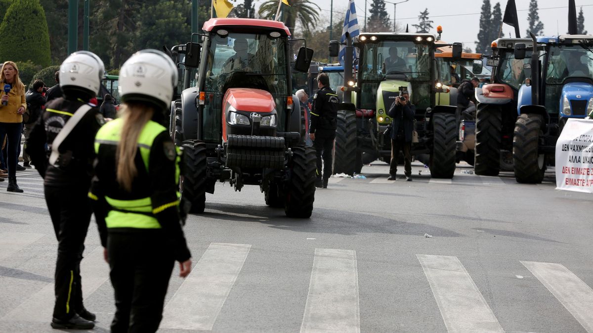 „Európa ébredj fel!” „STOP az ukrán gabonának!” – így tüntettek a közép-európai gazdák