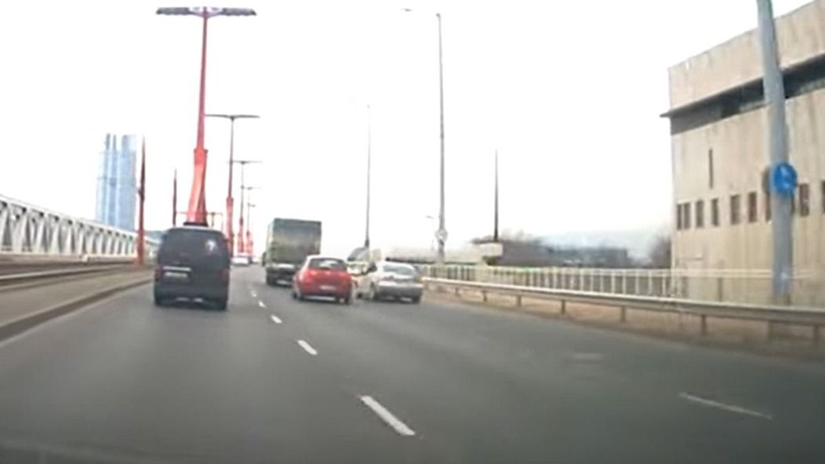 A Rákóczi hídon kezdett szlalomozni egy sofőr (VIDEÓ)