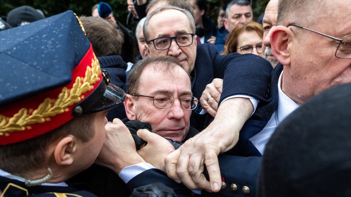 Folytatódnak a politikai harcok Lengyelországban – az őrség nem engedte be a parlamentbe a két meghurcolt képviselőt (VIDEÓ)