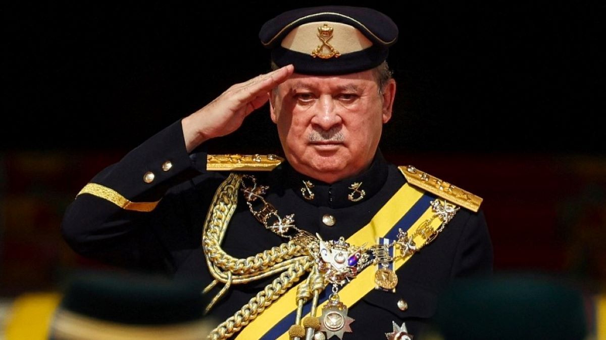 Hitler ajándékát vezeti az új maláj király