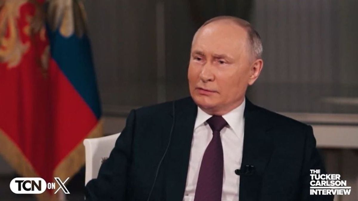 Megmozdult Putyin lába a Tucker Carlson-interjú alatt – ismét halálos betegségéről találgatnak (VIDEÓ)
