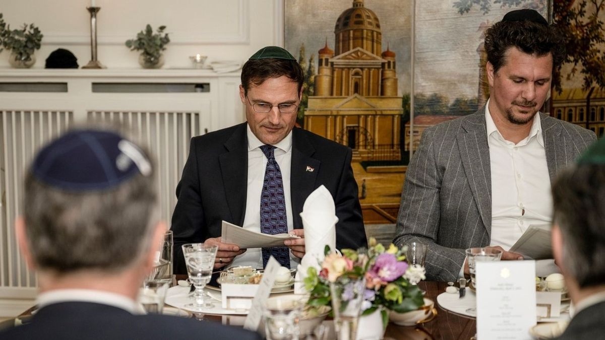 Hasonló a hasonlónak örül. A cezaromán helytartó az ócska, szar, gusztustalan kis zsebnácinak