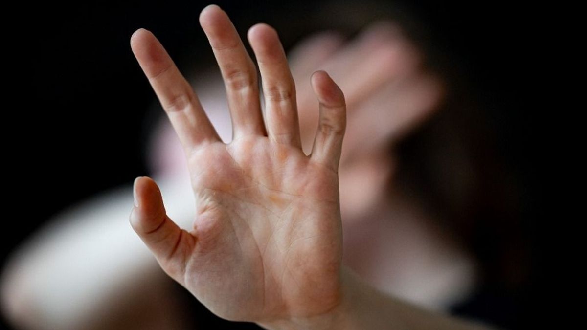 A betegesen féltékeny férfi párját az anyja sírjánál nyírta kopaszra, hogy ne tetsszen másoknak
