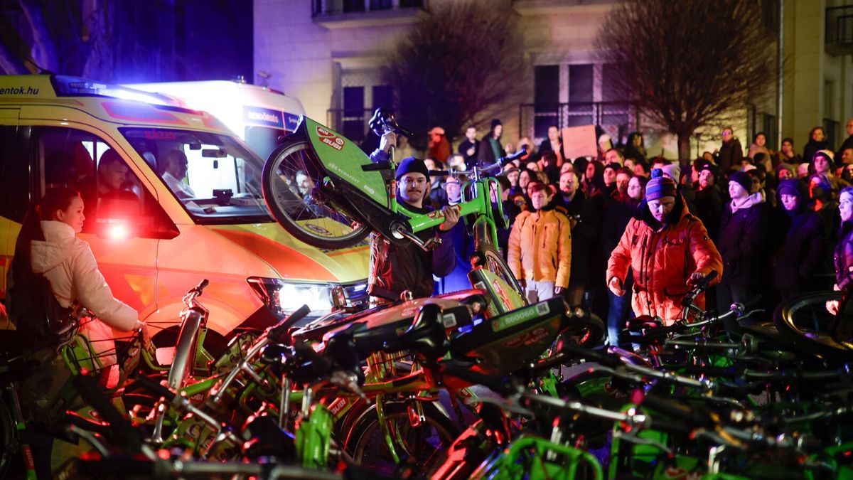A Fidesz-székház előtt ment neki a tüntetők egy része a rendőröknek (VIDEÓ)