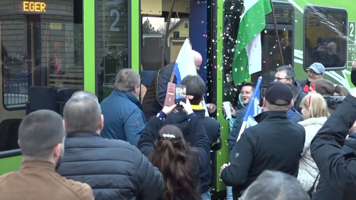 Röpült a konfetti és spriccelt a pezsgő a 41 év után nyugdíjba vonuló mozdonyvezető tiszteletére (VIDEÓ)