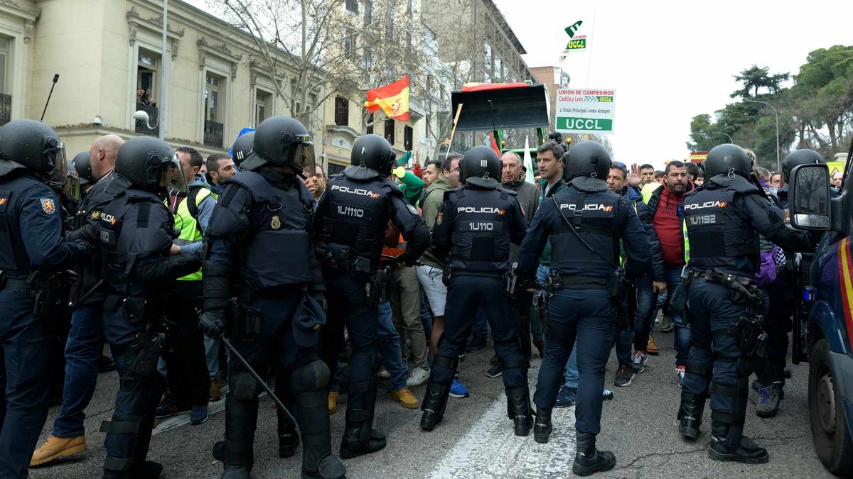Brutális felvételek: így estek neki a spanyol rendőrök az EU zöld programja ellen tüntető gazdáknak (VIDEÓ)