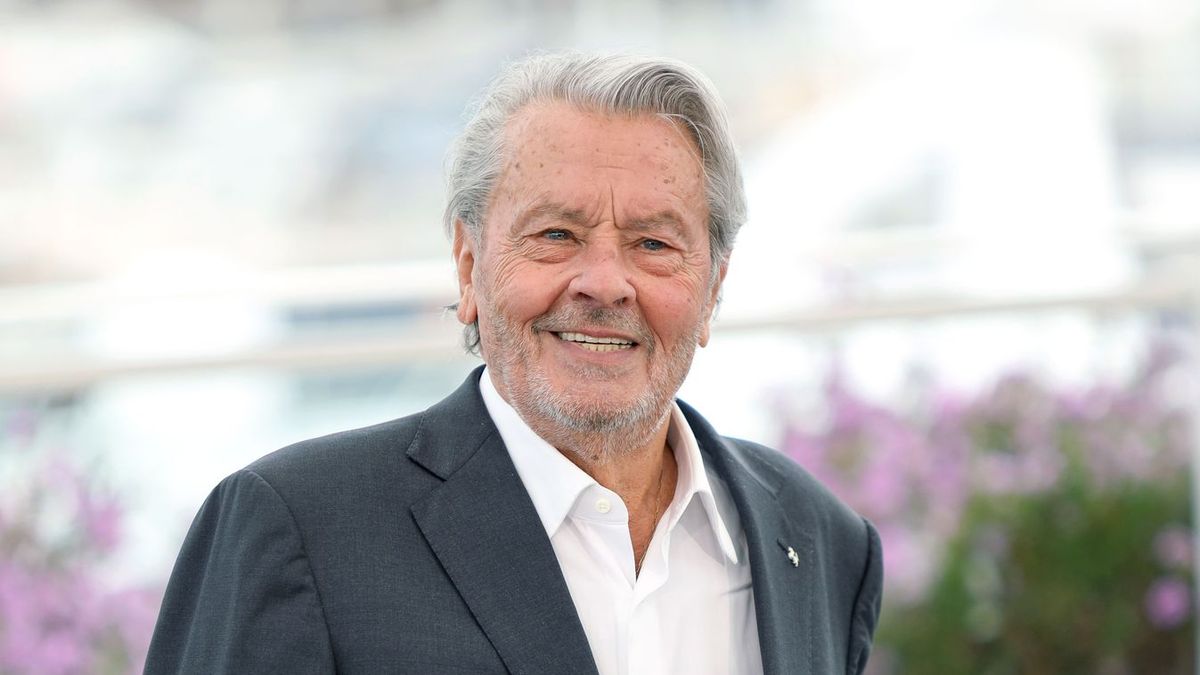 Nem akármi: 72 lőfegyvert és több mint 3 ezer lőszert foglaltak le Alain Delon házában!