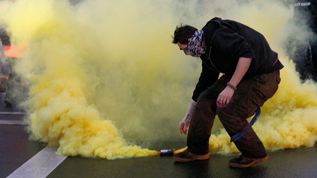 Szakértővel üzentek Fekete-Győrnek: a füstbomba veszélyes