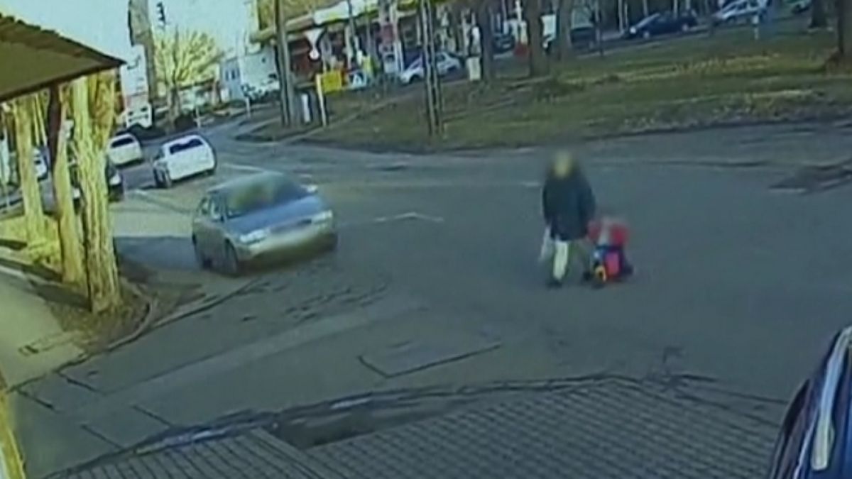 Videón ahogyan ahogy a nagymamát és unokáját fékezés nélkül gázolja el az autó Kiskunhalason