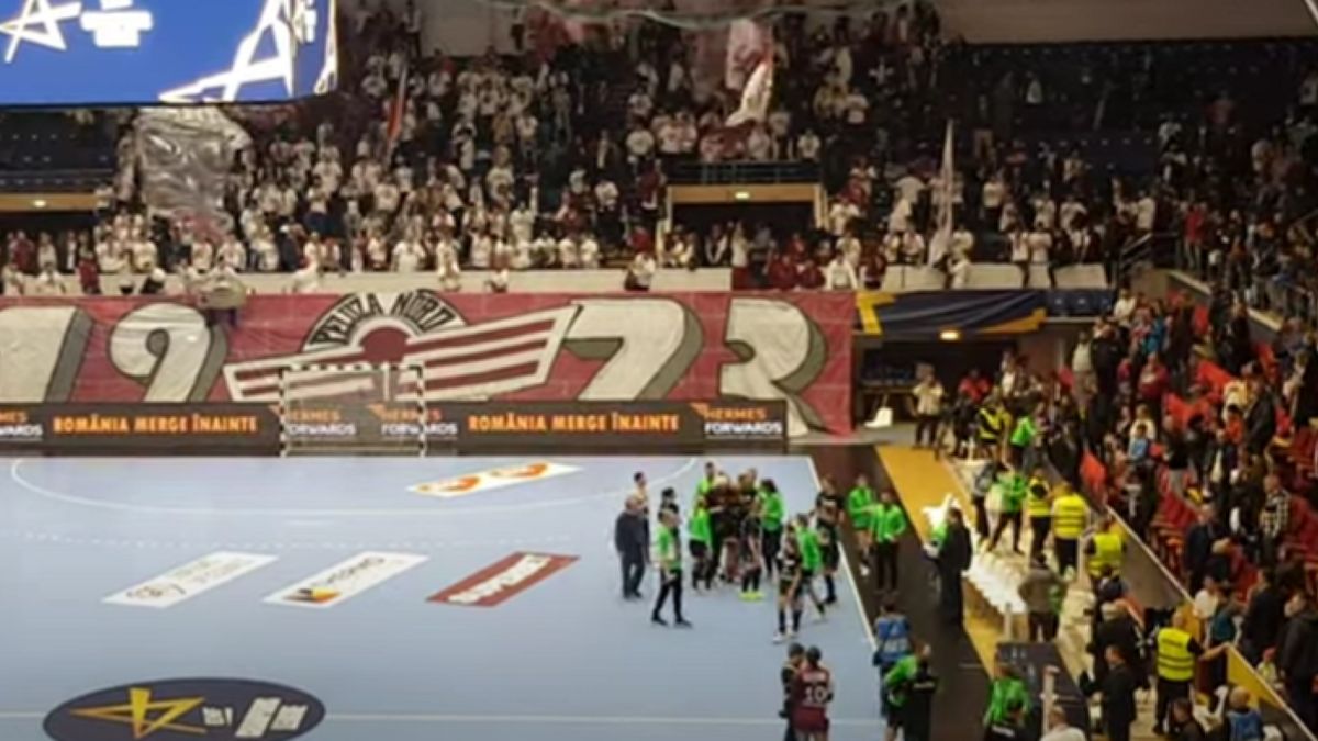 Videón, ahogy huhognak a románok a ferencvárosi játékos láttán