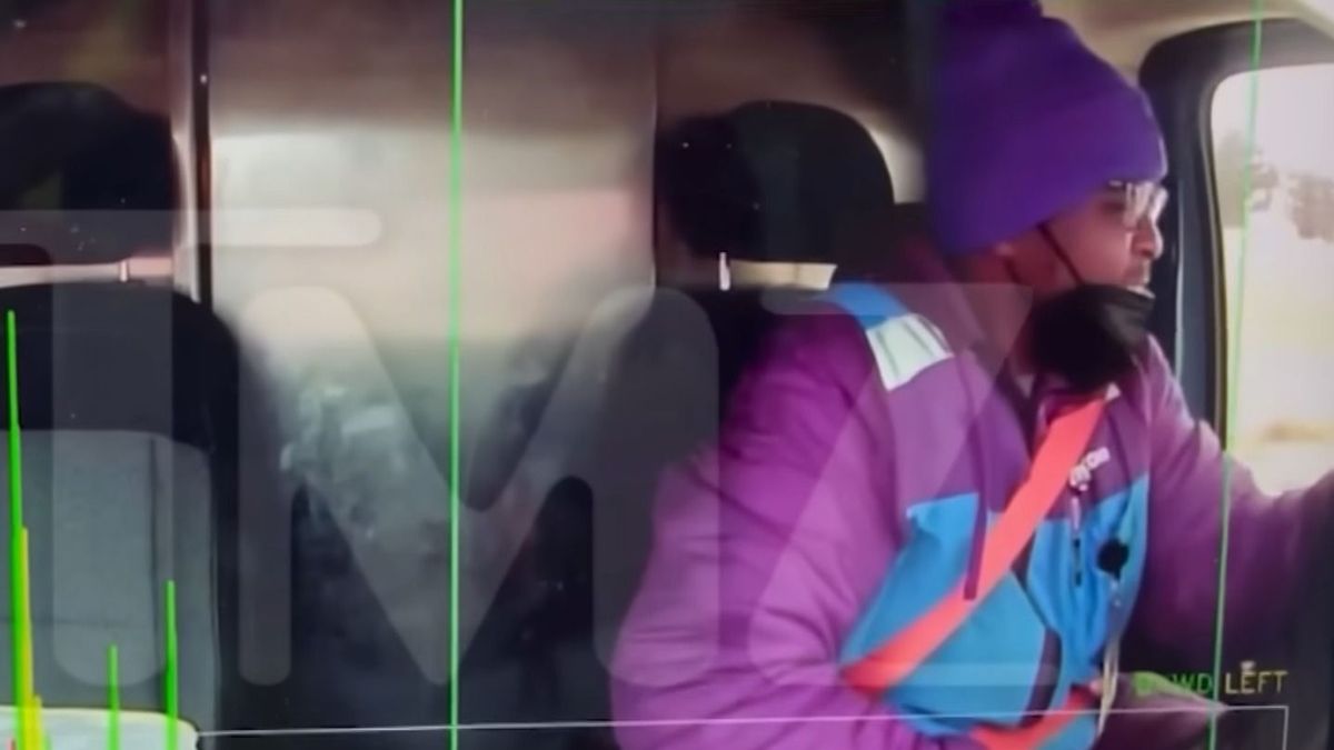 Ilyen a volánnál ülni, miközben kettészakítja az autót egy vonat (Videó)