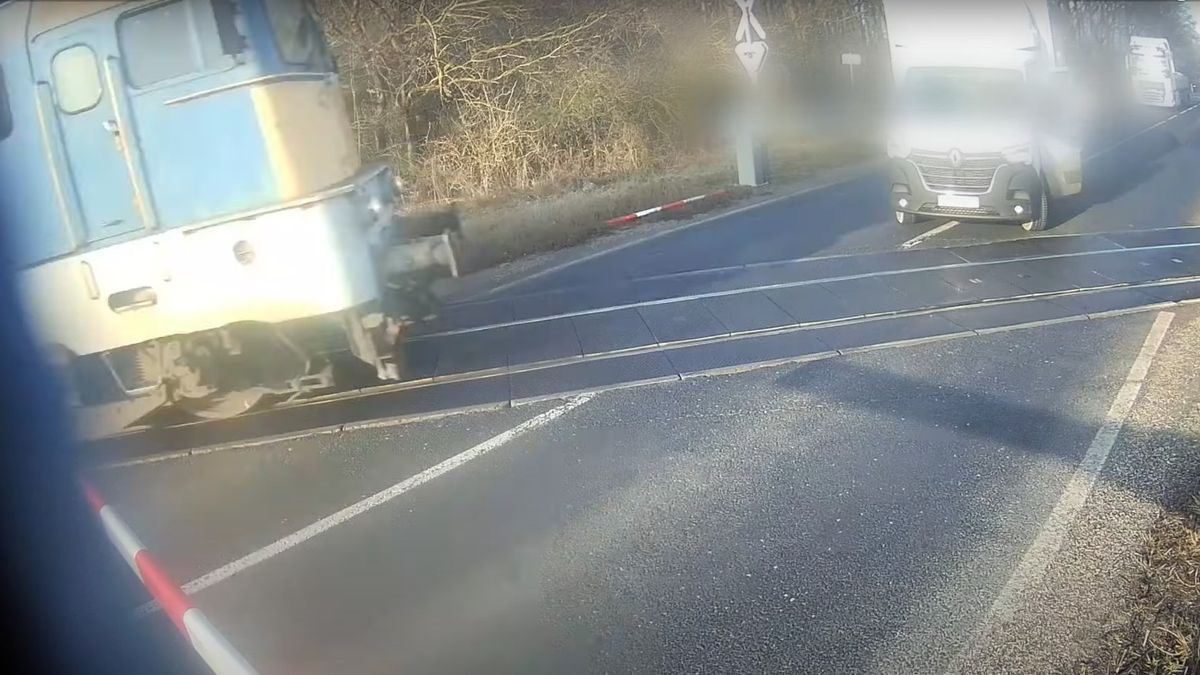 Videón: ez az, amit soha ne tegyen a vasúti átjáróban!