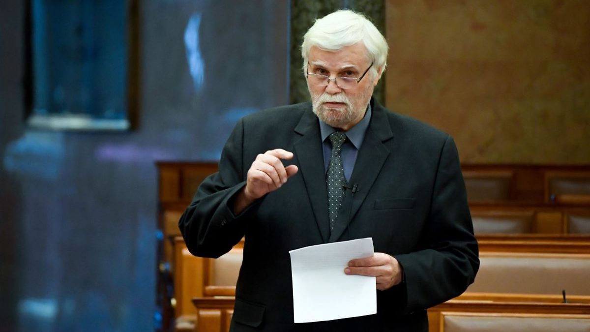 A Párbeszéd-frakcióban marad, a református egyházból kilép Mellár Tamás