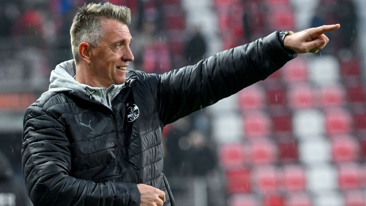 Megbüntették az Újpest „fekázó” vezetőedzőjét