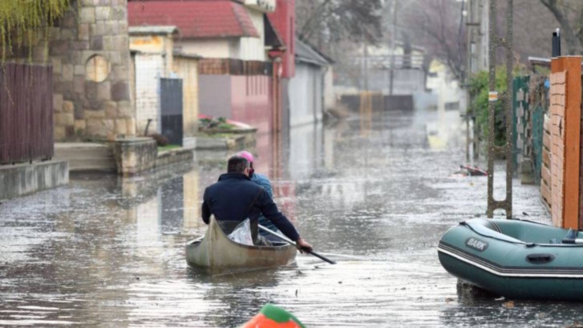 Elöntötte a Tisza Szolnok egy részét: kenuval lehet csak az utcán közlekedni
