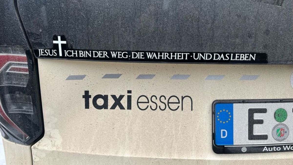 Megbüntettek egy taxisofőrt Németországban, mert bibliai idézet olvasható az autóján