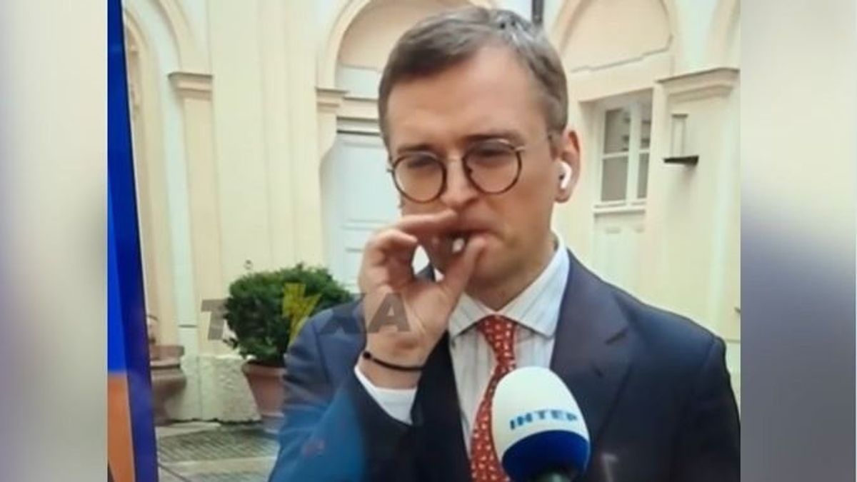 Kínos baki: az ukrán külügyminiszter élő adásban slukkolt a szivarjából (VIDEÓ)