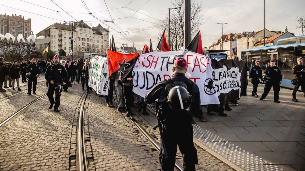 „Kedves elvtársak!” – a Széll Kálmán téren és a Várban tüntettek a szélsőbaloldaliak