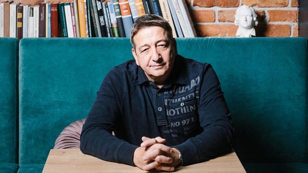 Parászka Boróka szerint Bayer Zsolt a „rezsimarc”, aki „anyanyelveként beszéli az újnyilast”