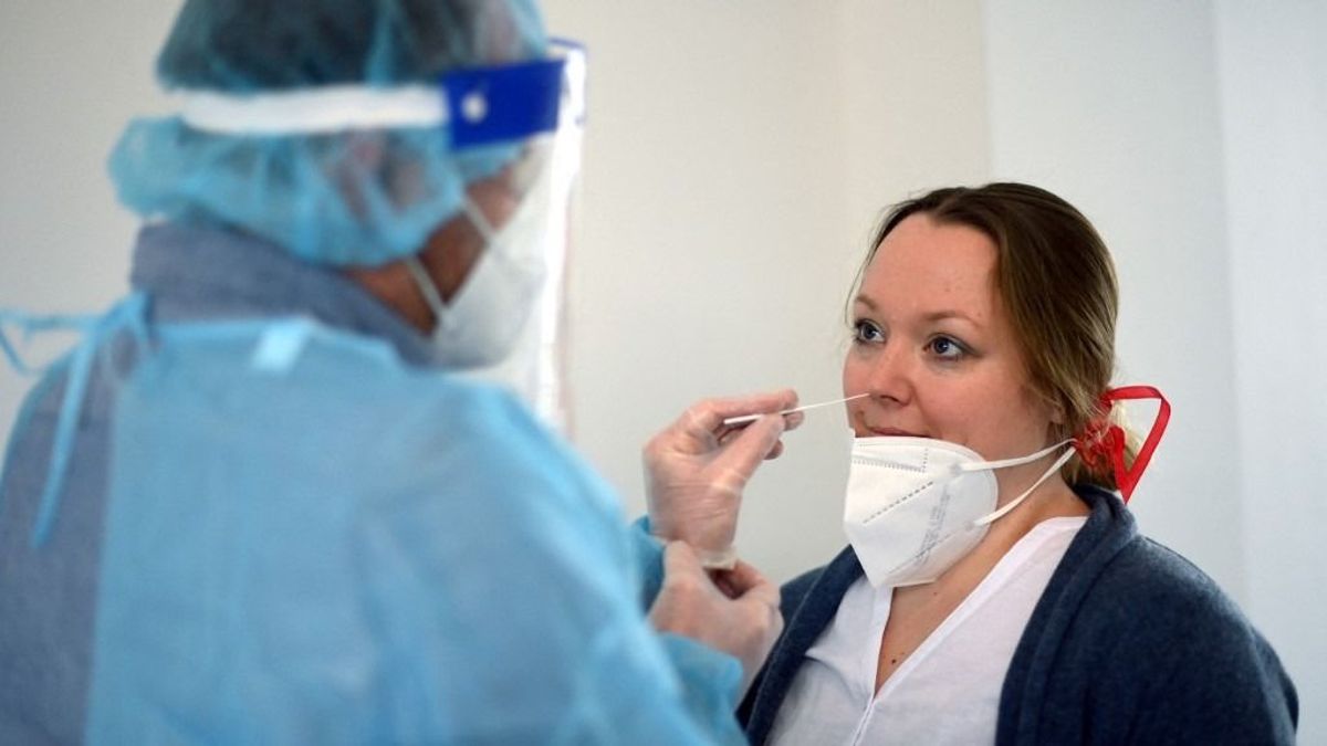 Halálos betegséget diagnosztizáltak a kamuorvosok, százezres kamugyógyszereket adtak el a nyugdíjasoknak