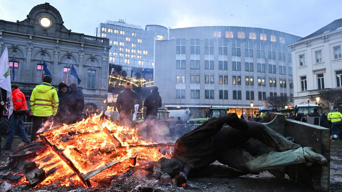 Felgyújtották Brüsszelt – eldurvultak a belga gazdatüntetések (GALÉRIA)