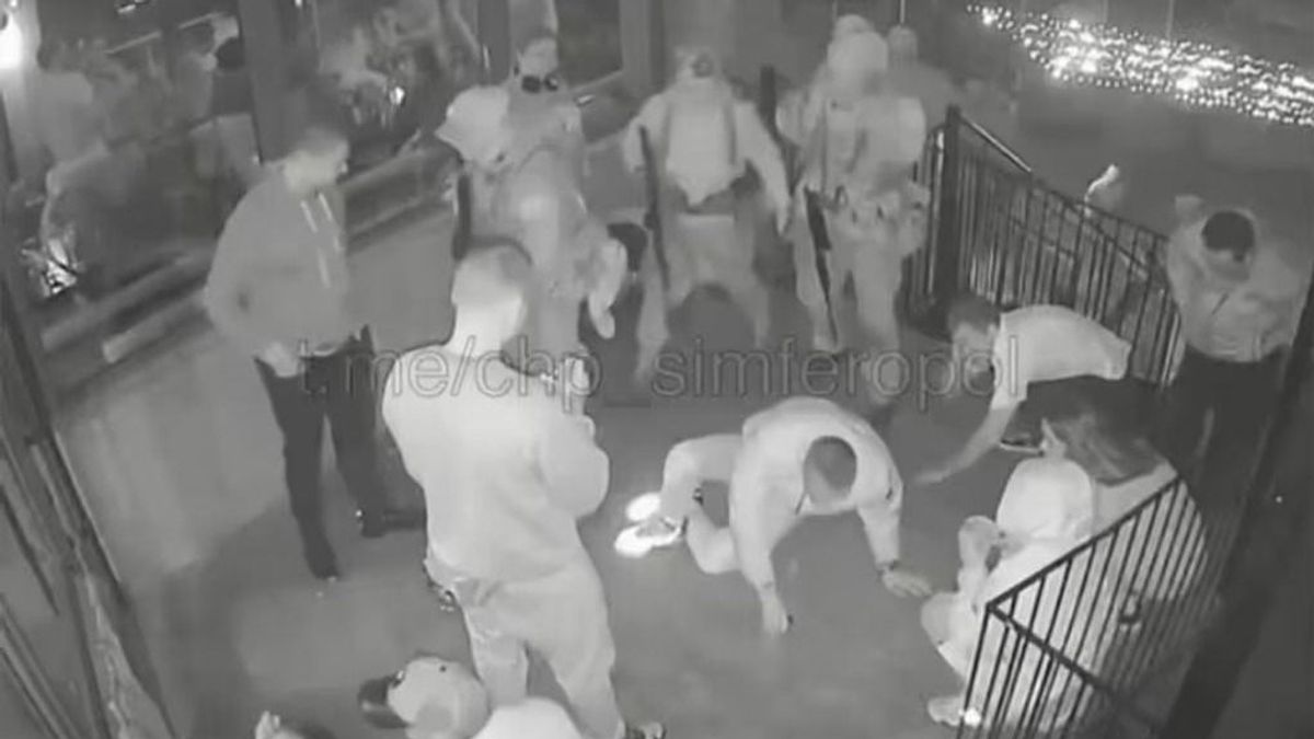 Részeg orosz katonák elkezdtek lövöldözni egy krími bárban (VIDEÓ)