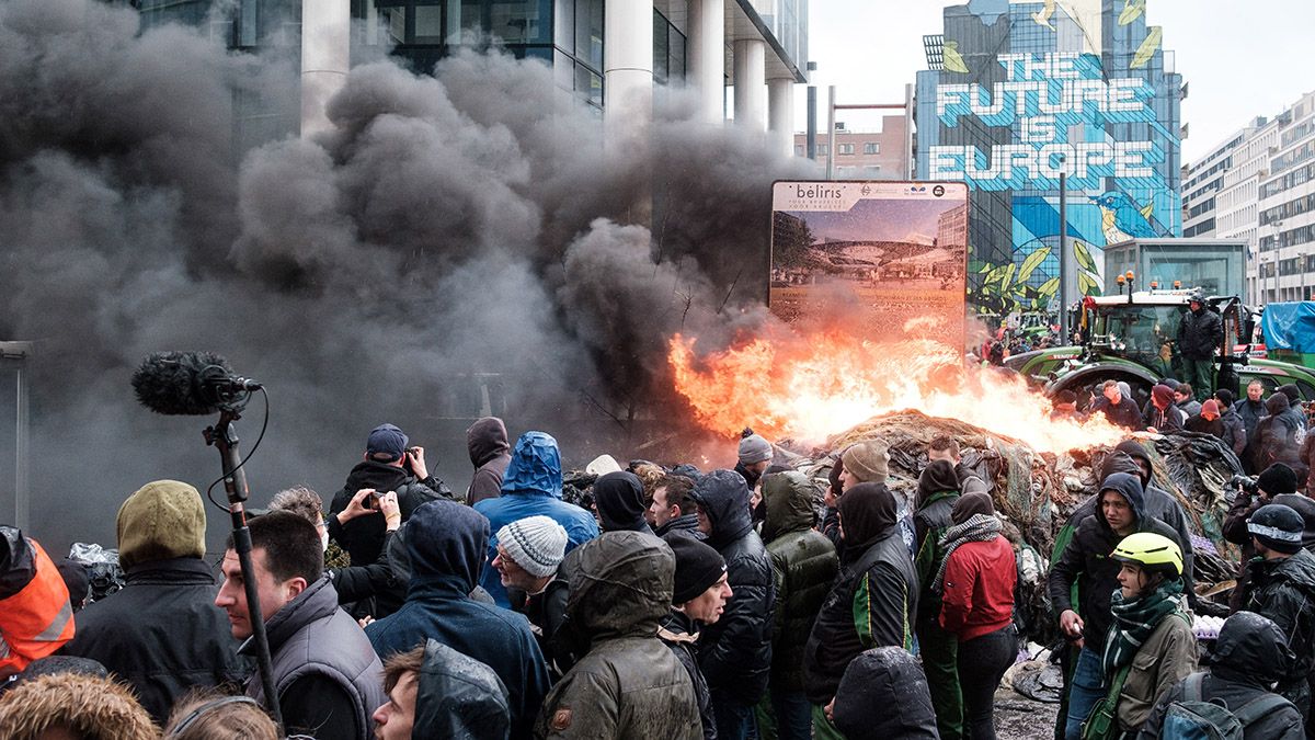 Így csaptak össze a rendőrök és a gazdák Brüsszelben (VIDEÓ)