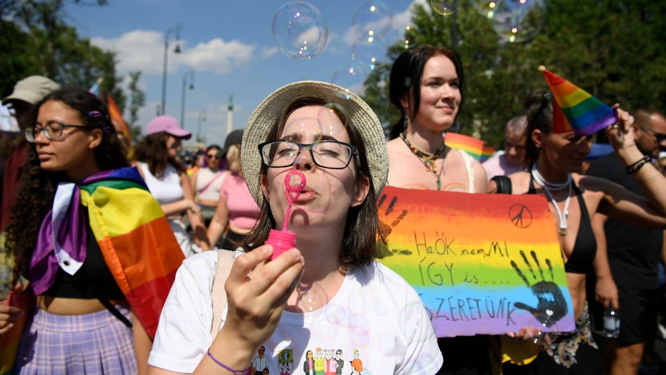A 28. Budapest Pride résztvevői vonulnak az Andrássy úton 2023. július 15-én