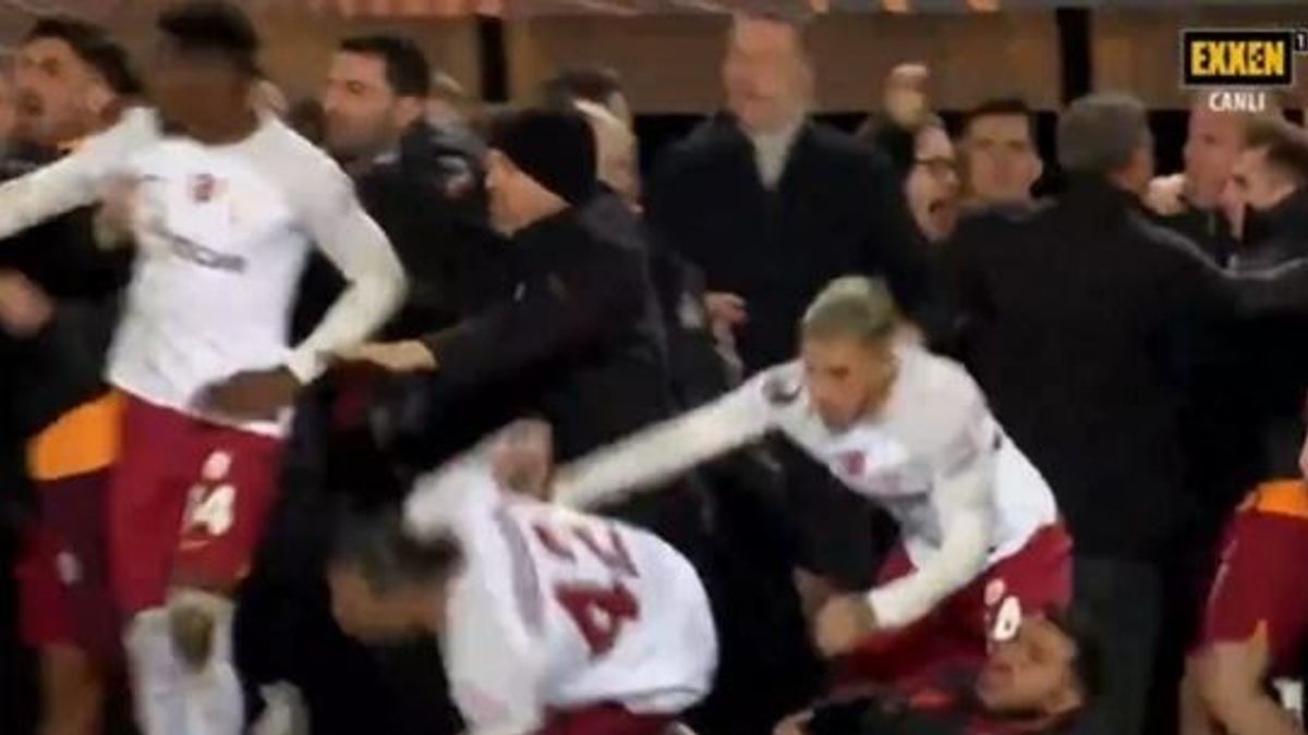 Hatalmas verekedés tört ki a Sparta és a Galatasaray meccse után Prágában (videó)