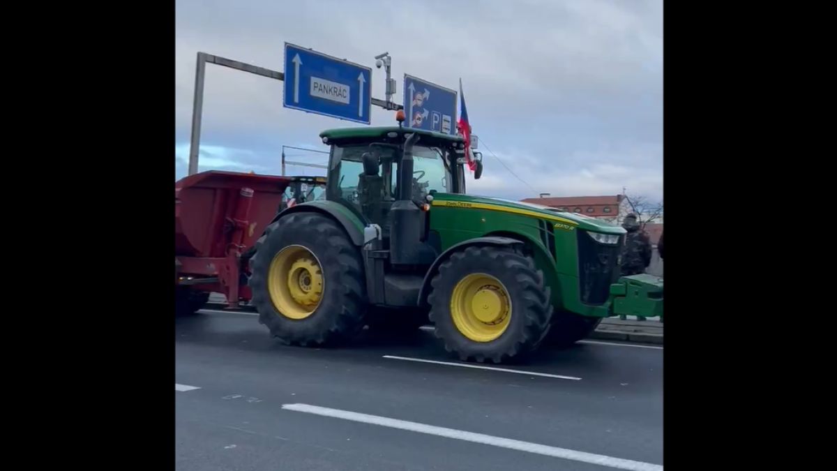 Megindultak a csehek is – több száz traktorral vonultak fel a gazdák Prágában (VIDEÓ)