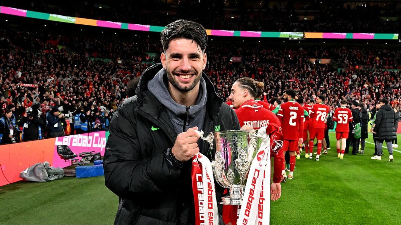 Szoboszlai Dominik, a győztes Liverpool FC labdarúgója a Carabao Cup 2023/2024-es kiírásának döntőjét követően a trófeával ünnapal