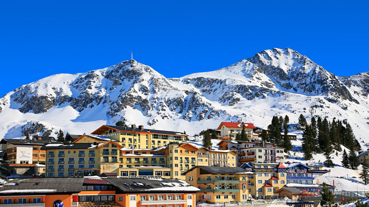 „Magyarország példakép számomra” – hangzott el az Osztrák Szabadságpárt gyűlésén, a Politico máris kongatja a vészharangot