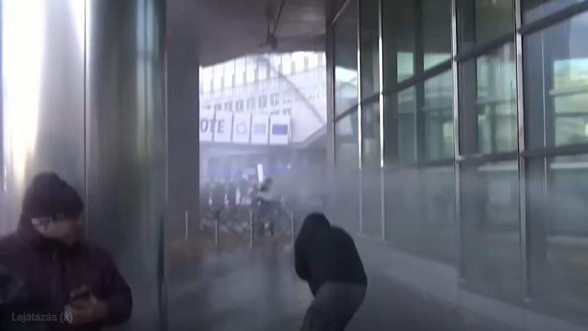 Durvul a tüntetés Brüsszelben: már vízágyút is bevetett a rendőrség! (VIDEÓ)