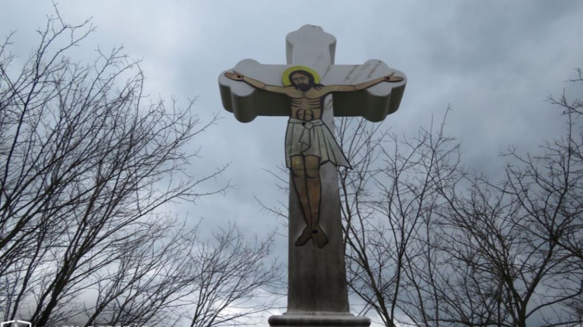 Út menti kereszteket gyújtott fel, illetve vert szét bottal egy férfi Szabolcsban