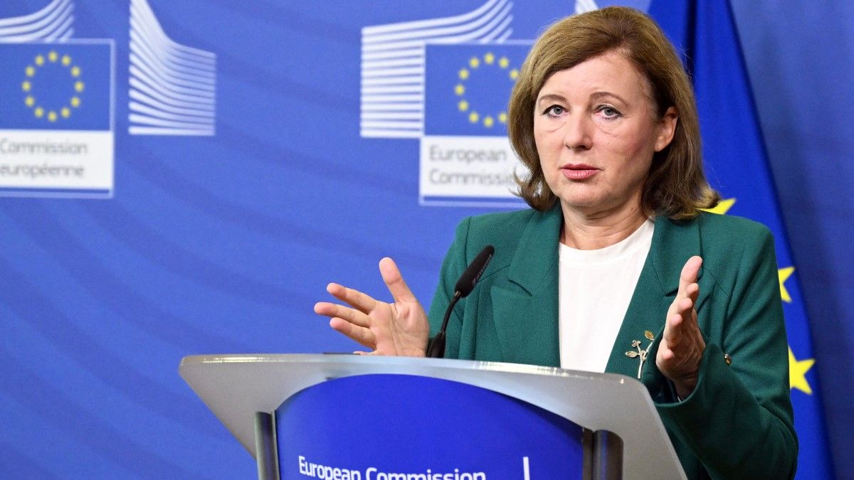 A Politicóban sározza Magyarországot Vera Jourová