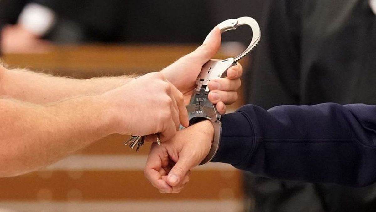 „El fogom vágni a torkát a bírónak, a szakértőnek, az ügyvédnek és a nagypapának” – fegyházat kapott a fenyegetőző apa