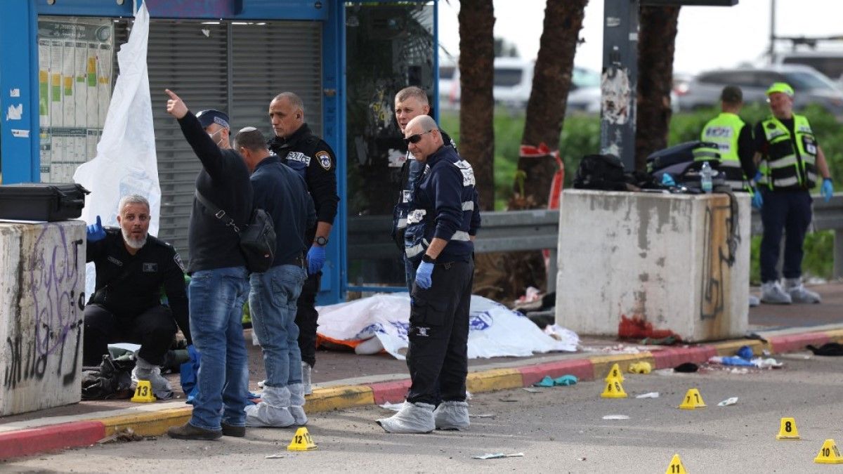Buszmegállóban várakozókra nyitott tüzet egy fegyveres Izraelben