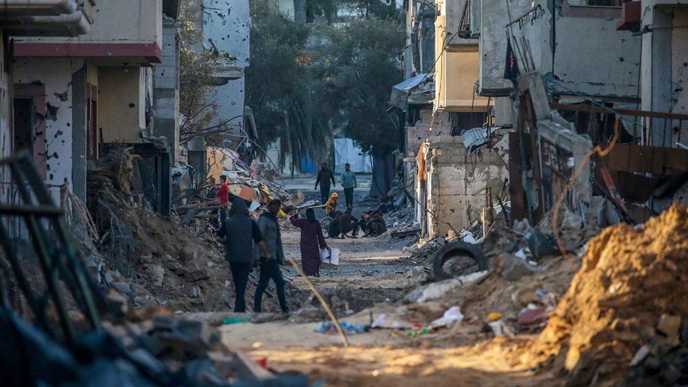 Izraeli légitámadásban megrongált házak között palesztinok a Gázai övezet középső részén lévő Bureidzs menekülttáborban 2024. február 7-én. A Hamász palesztin iszlamista szervezet fegyveresei 2023. október 7-én támadást indítottak Izrael ellen, az izraeli haderő pedig válaszul légi és szárazföldi hadműveleteket hajt végre a Gázai övezetben.