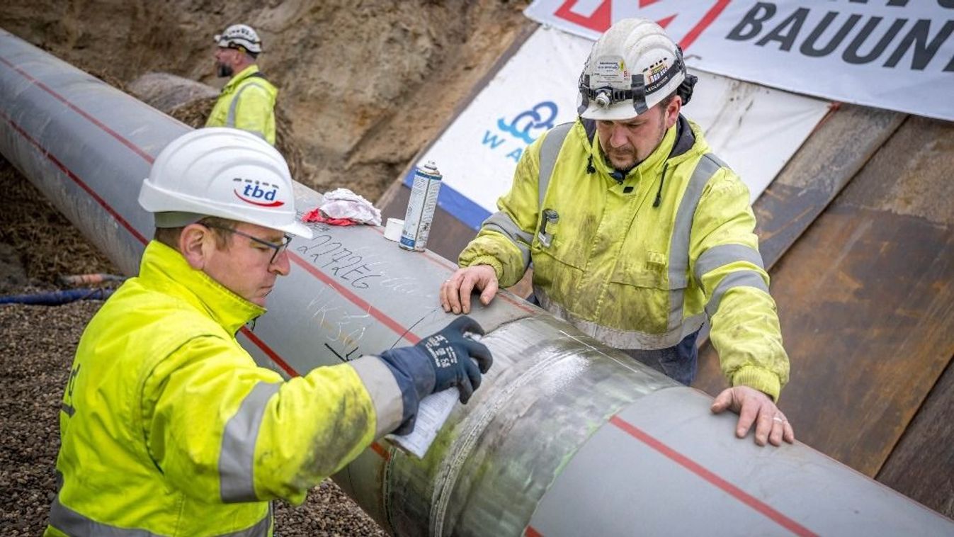 Last weld seam on LNG connection pipeline