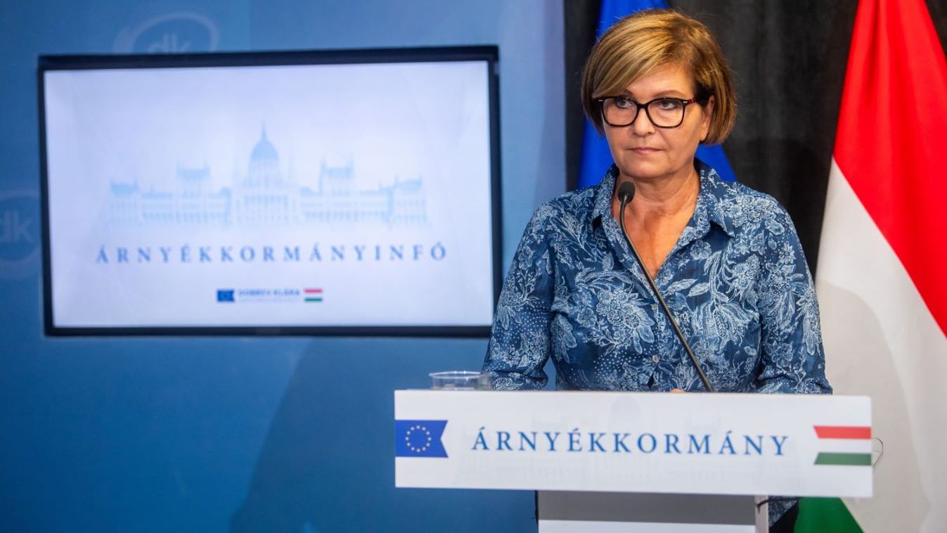 Kálmán Olga, a Demokratikus Koalíció (DK) árnyékkormányának szóvivője, a DK frakciószóvivője a párt árnyékkormányinfó elnevezésű sajtótájékoztatóján a DK központi irodájában 2023. szeptember 8-án.